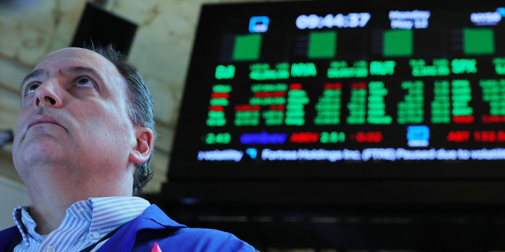 Trader analisa ações com potencial de retorno no mercado financeiro. Reprodução: Business Insider