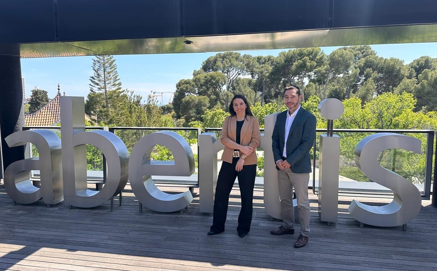 Laura Moreno, CEO da EarthPulse, recebe prêmio do Zero Accidents AI Challenge promovido pela Abertis.; Reprodução: El País