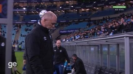 Mano Menezes deixa o campo abatido após a derrota do Grêmio para o Sport. Reprodução: Globo