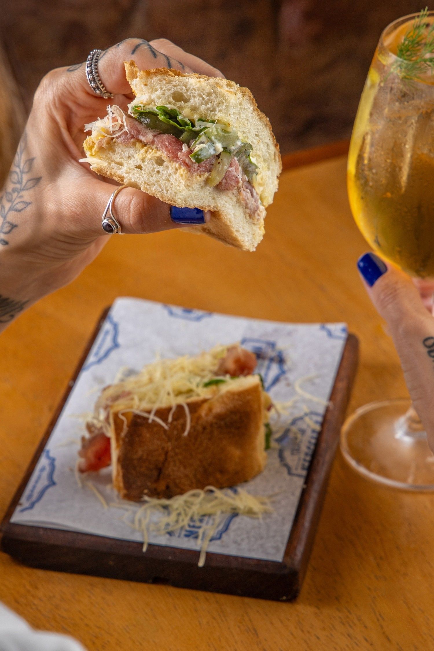 Tosta de Roastbeef é uma das novidades do happy hour da Tasca da Mercearia. Reprodução: Globo