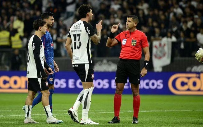Árbitros discutem lance polêmico de pênalti em partida entre Corinthians e Bragantino. Reprodução: Marcos Ribolli