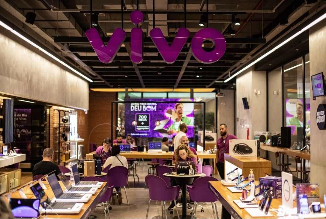 Operadoras reintroduzem venda de celulares com desconto em meio à alta dos preços. Reprodução: Globo