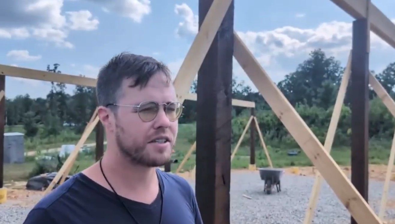 Grupo de brancos nos EUA busca criar sociedade segregada nas Montanhas Ozark.; Legenda da imagem. Reprodução: Globo