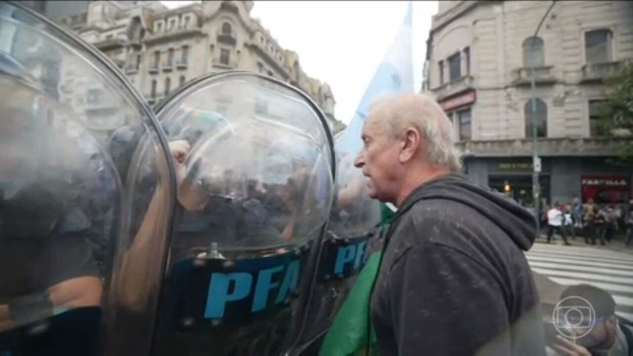 Idosos Argentinos Sofrem com Políticas de Milei