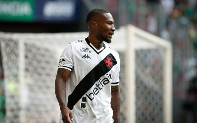 Angolano Loide Augusto provoca o banco de reservas do Vasco após lance com Diniz. Reprodução: Retorno do item 11