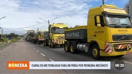 Caminhão transporta carga de 600 toneladas na Dutra, após parada por problema mecânico. Reprodução: Globo
