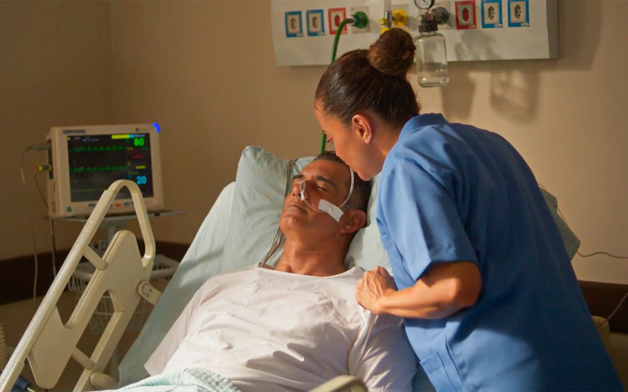 Ricardo acorda do coma; Tânia comemora.. Reprodução: Globo