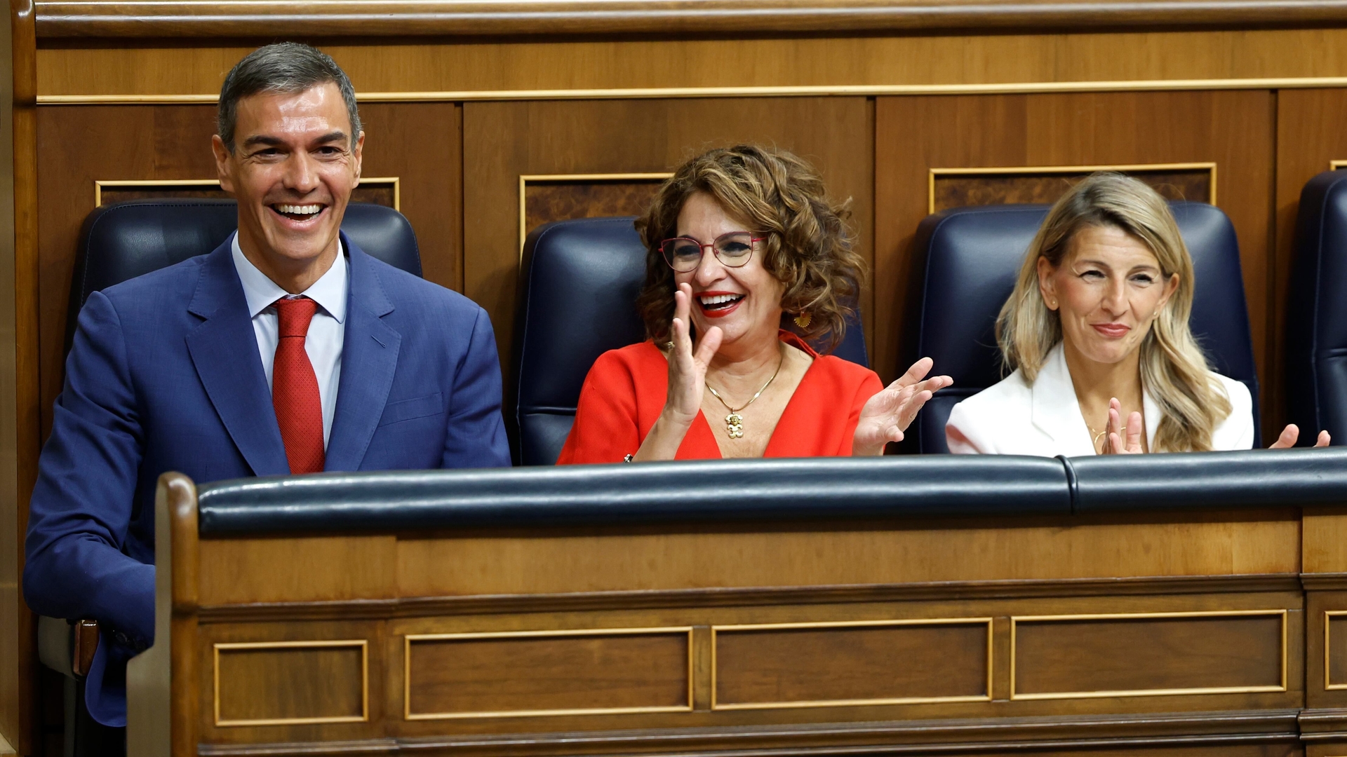 Presidente Pedro Sánchez entre as vice-presidentes Montero e Yolanda Díaz. Reprodução: Retorno do item 11