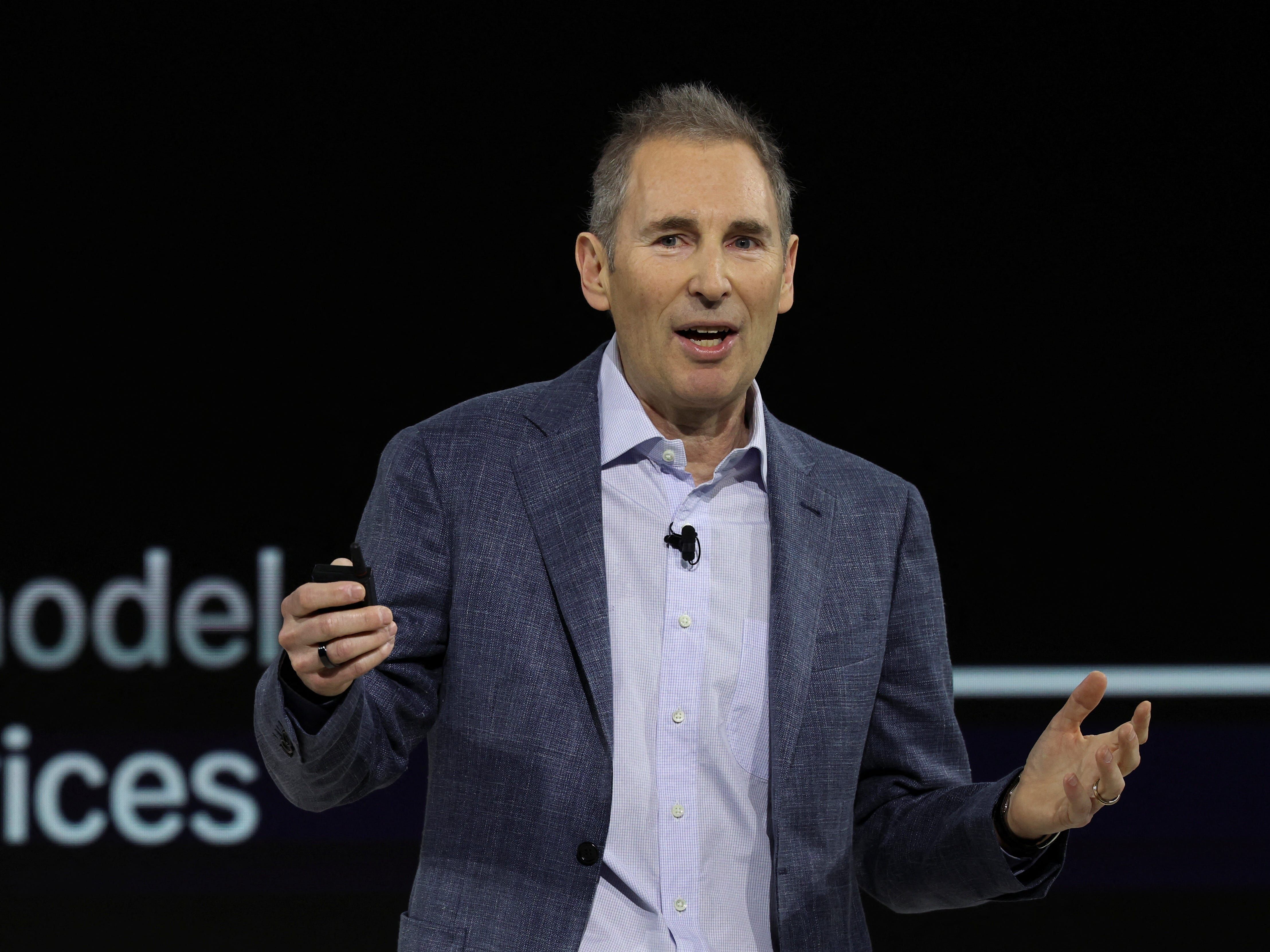 CEO da Amazon afirma que tarifas já impactam preços à medida que estoques acabam.. Reprodução: Businessinsider