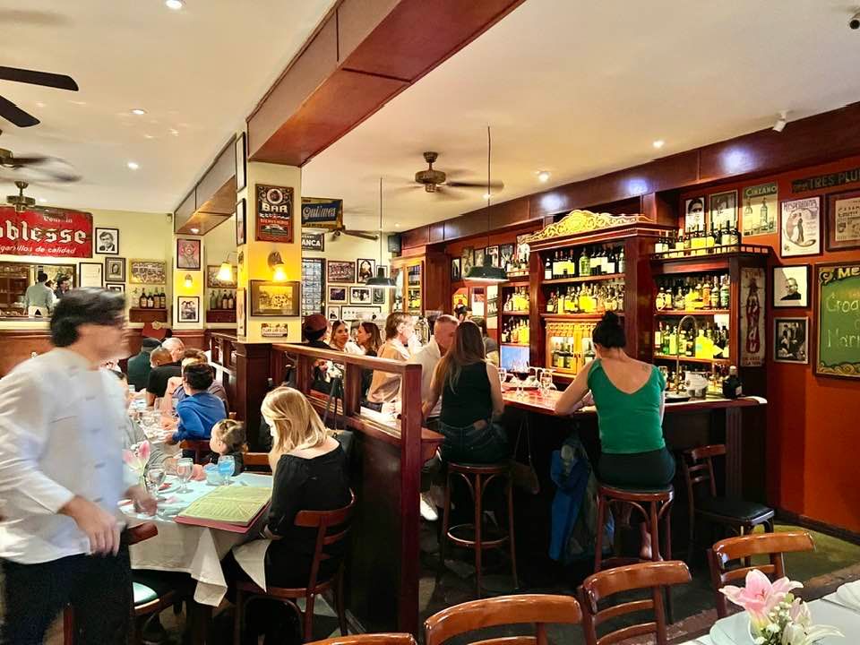 Alternativa gastronômica: La Esquina Buenos Aires, em San José, oferece delícias argentinas e ambiente charmoso. Reprodução: Folha.
