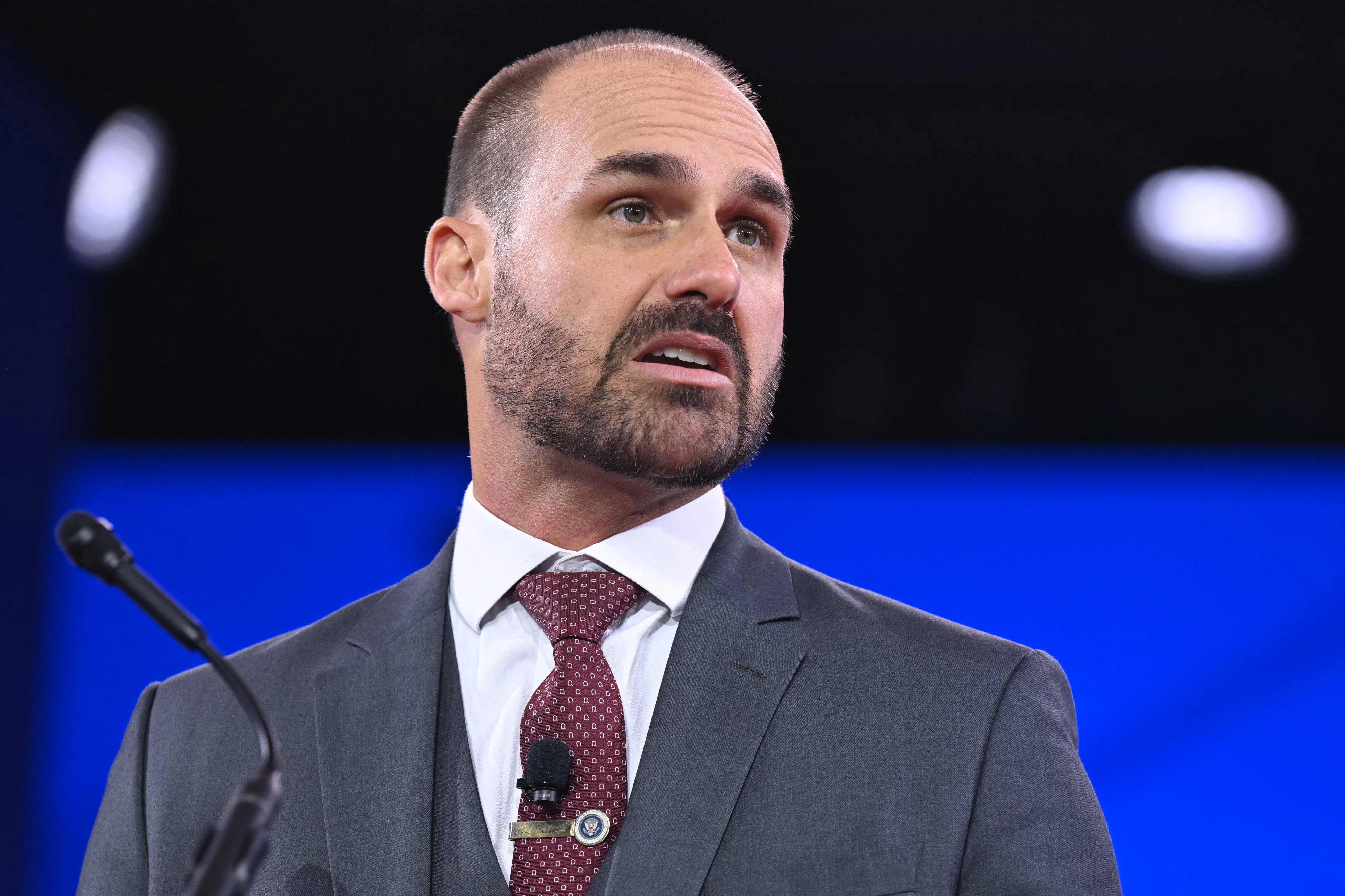 Eduardo Bolsonaro se apresenta como deputado em exílio em meio a polêmicas. Reprodução: O Globo