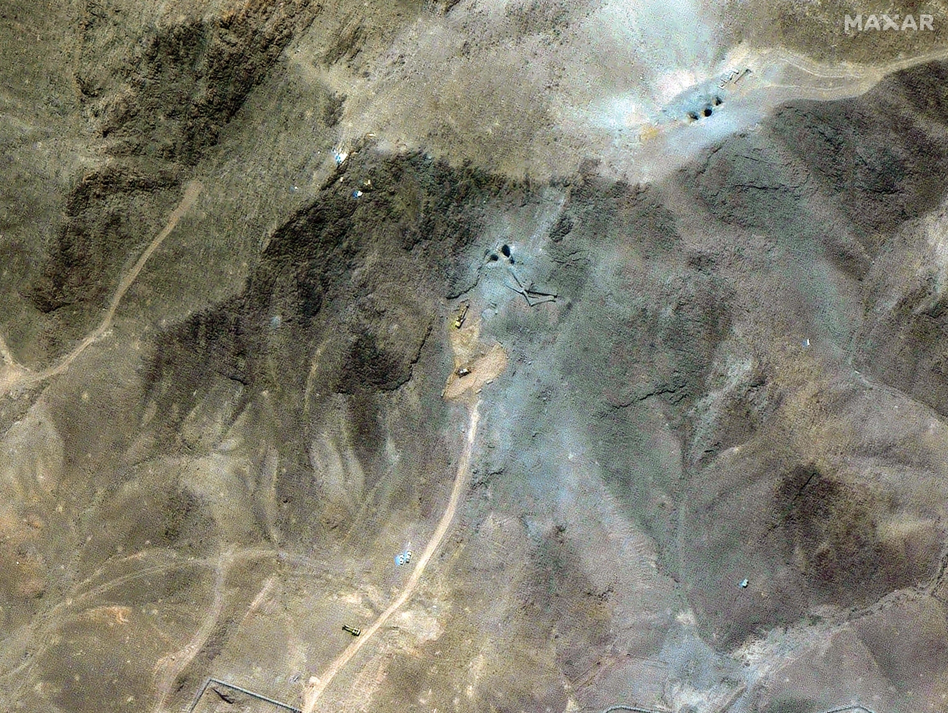 Escavadoras trabalham em reparos e acesso ao complexo nuclear de Fordow, atingido por bombardeios dos EUA. Reprodução: Business Insider