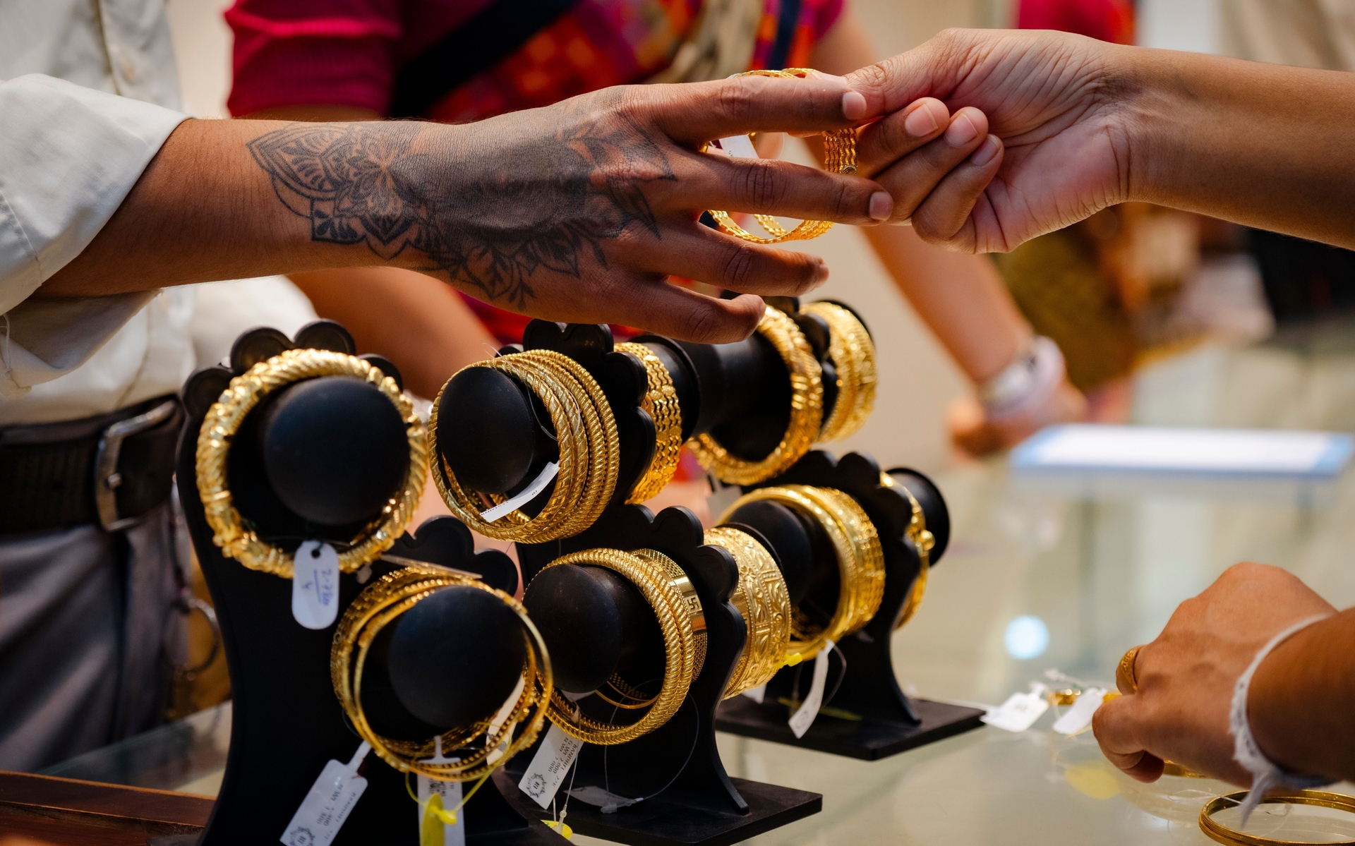 Clientes na Índia compram joias de ouro enquanto a prata lidera rally de metais. Reprodução: Retorno do item 11