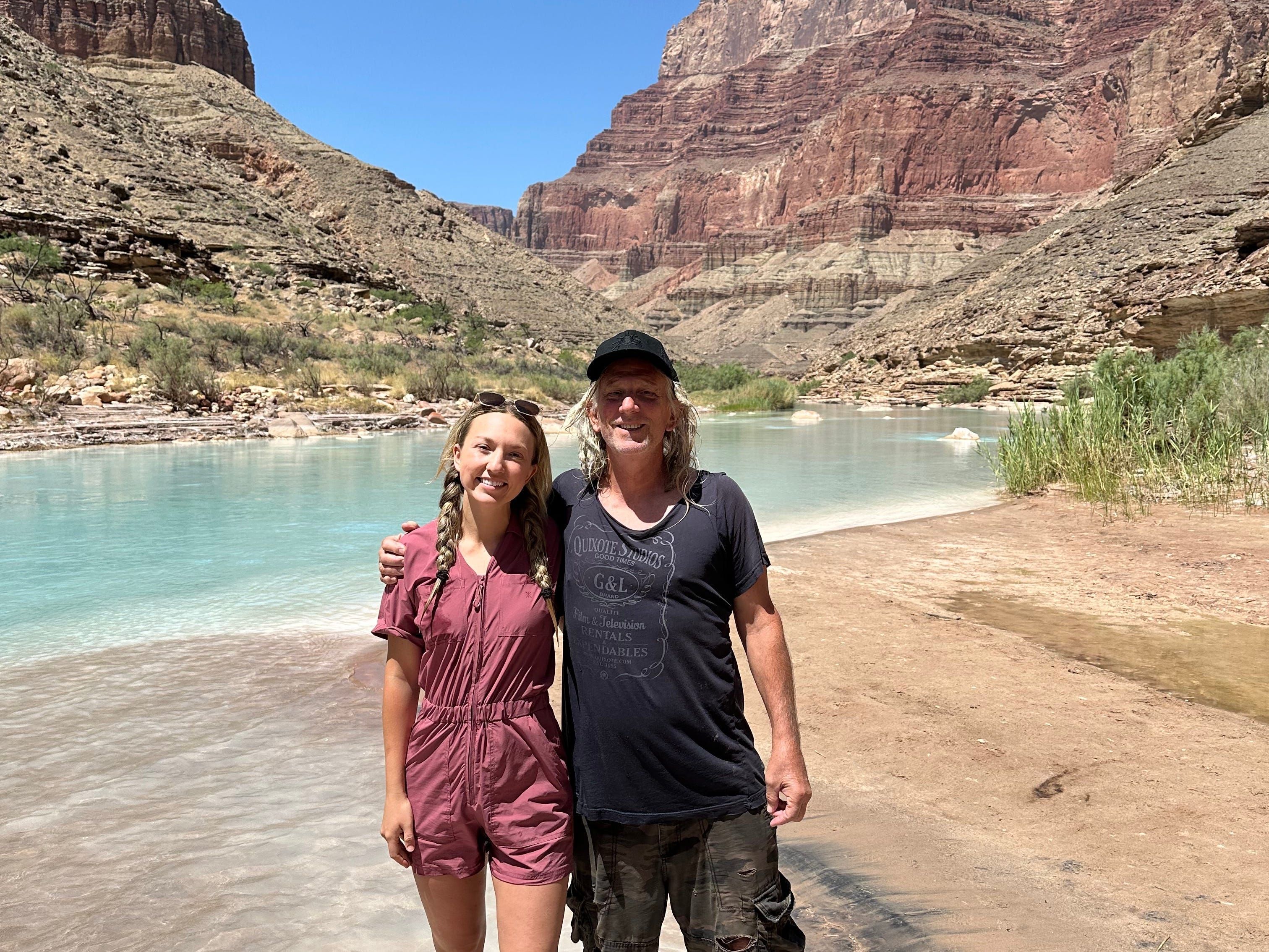 Chloe e seu pai curtindo uma viagem ao ar livre no Grand Canyon, sem distrações eletrônicas. Reprodução: Chloe Caldwell