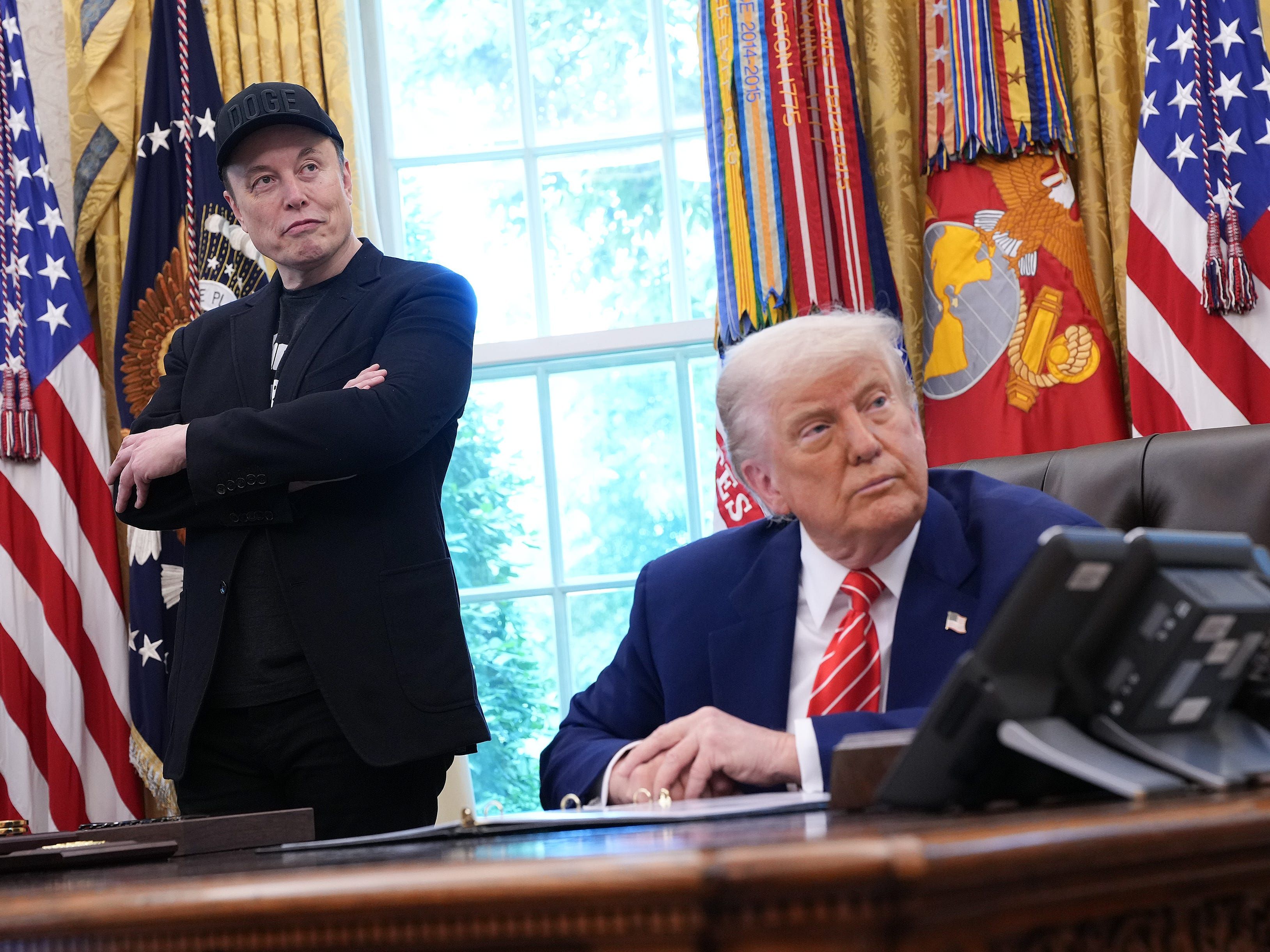 Elon Musk e Donald Trump comentam sobre divergências na sala oval da Casa Branca. Reprodução: Business Insider