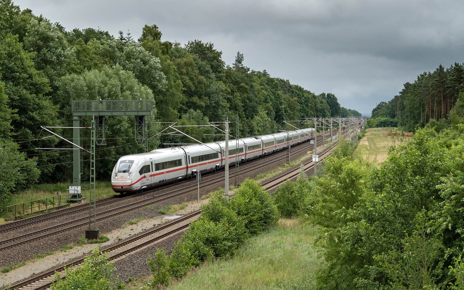Funcionários do Deutsche Bahn forçam desembarque de passageiros devido à sujeira em trem de alta velocidade. Reprodução: Globo