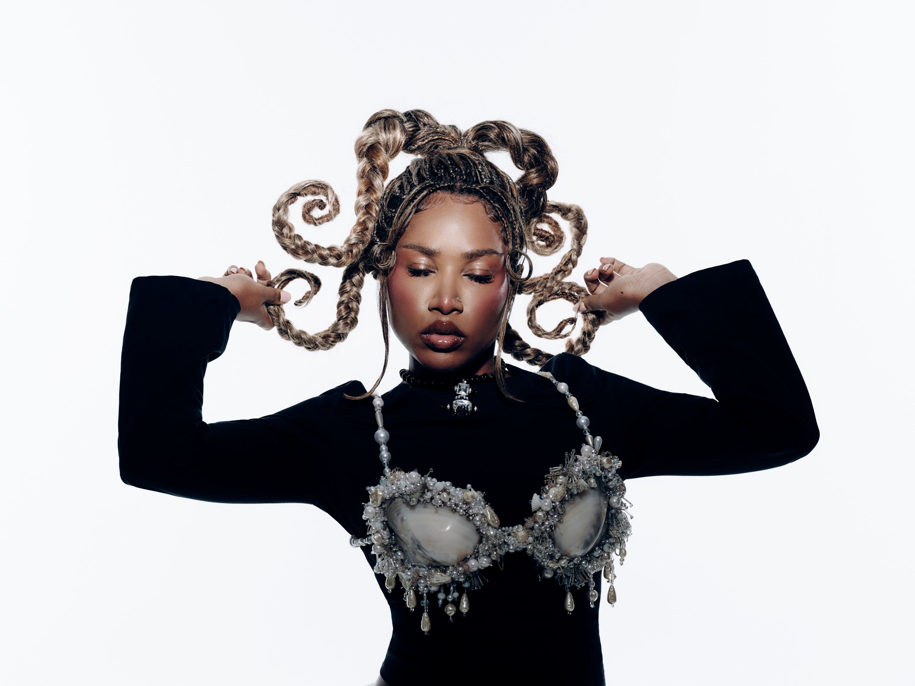 Ebony, rapper, em performance, faz crítica social e questiona estruturas entre MPB e funk.. Reprodução: Oglobo