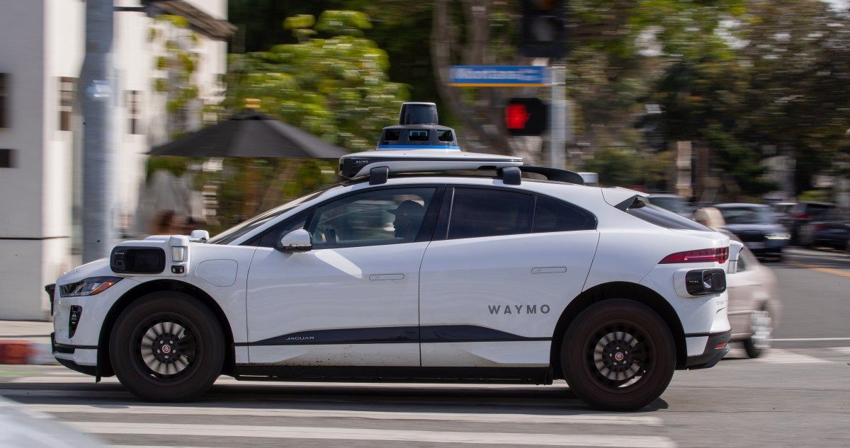 Um robotáxi da Waymo gera trânsito ao ficar preso na fila do drive-thru do Chick-fil-A em Santa Monica.; Reprodução: TechCrunch