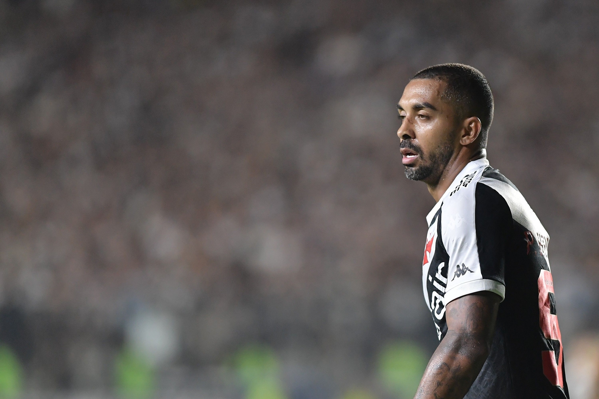 Lateral-direito defende técnico Fábio Carille após críticas da torcida. Reprodução: Globo