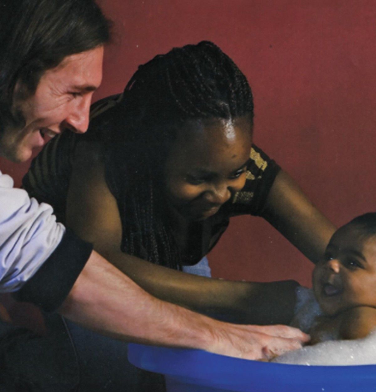 Lionel Messi dá banho em Lamine Yamal, em registro para calendário beneficente de 2007.; Legenda da imagem. Reprodução: Globo