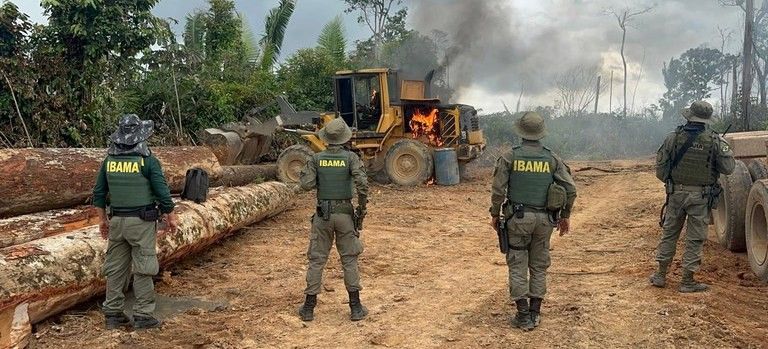 Agentes do Ibama em operação na Amazônia, sob emboscada e tiros.. Reprodução: Oglobo