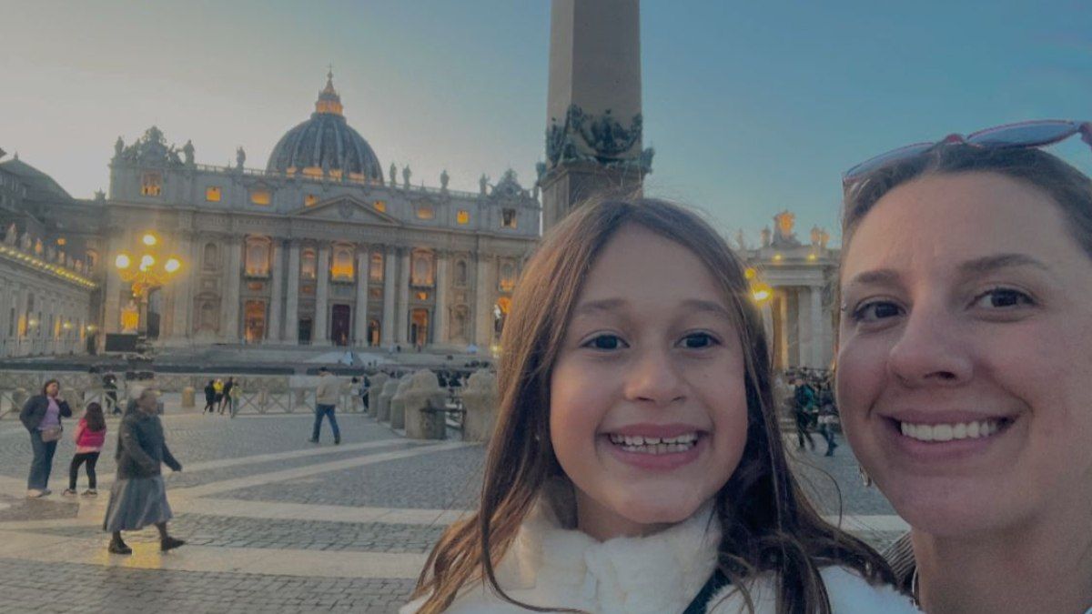 Moradora de São Paulo expressa emoção ao ver o Papa um dia antes de sua morte. Reprodução: iG