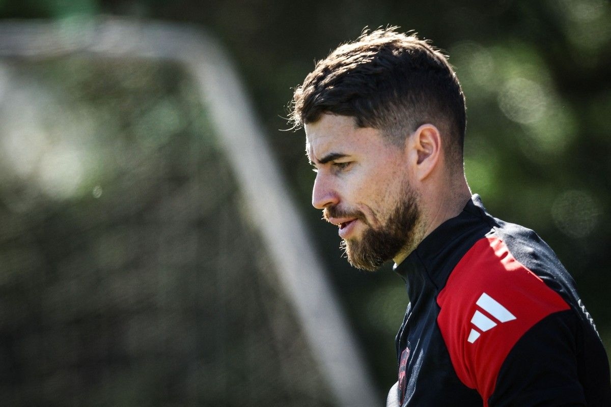 Jogador Jorginho chega para treinamento e é cotado para reforçar o time rubro-negro. Reprodução: Globo