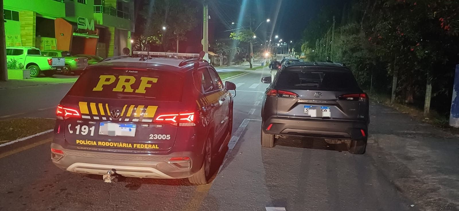 PRF recupera veículo roubado durante abordagem na Via Dutra, em Itatiaia. Reprodução: Globo