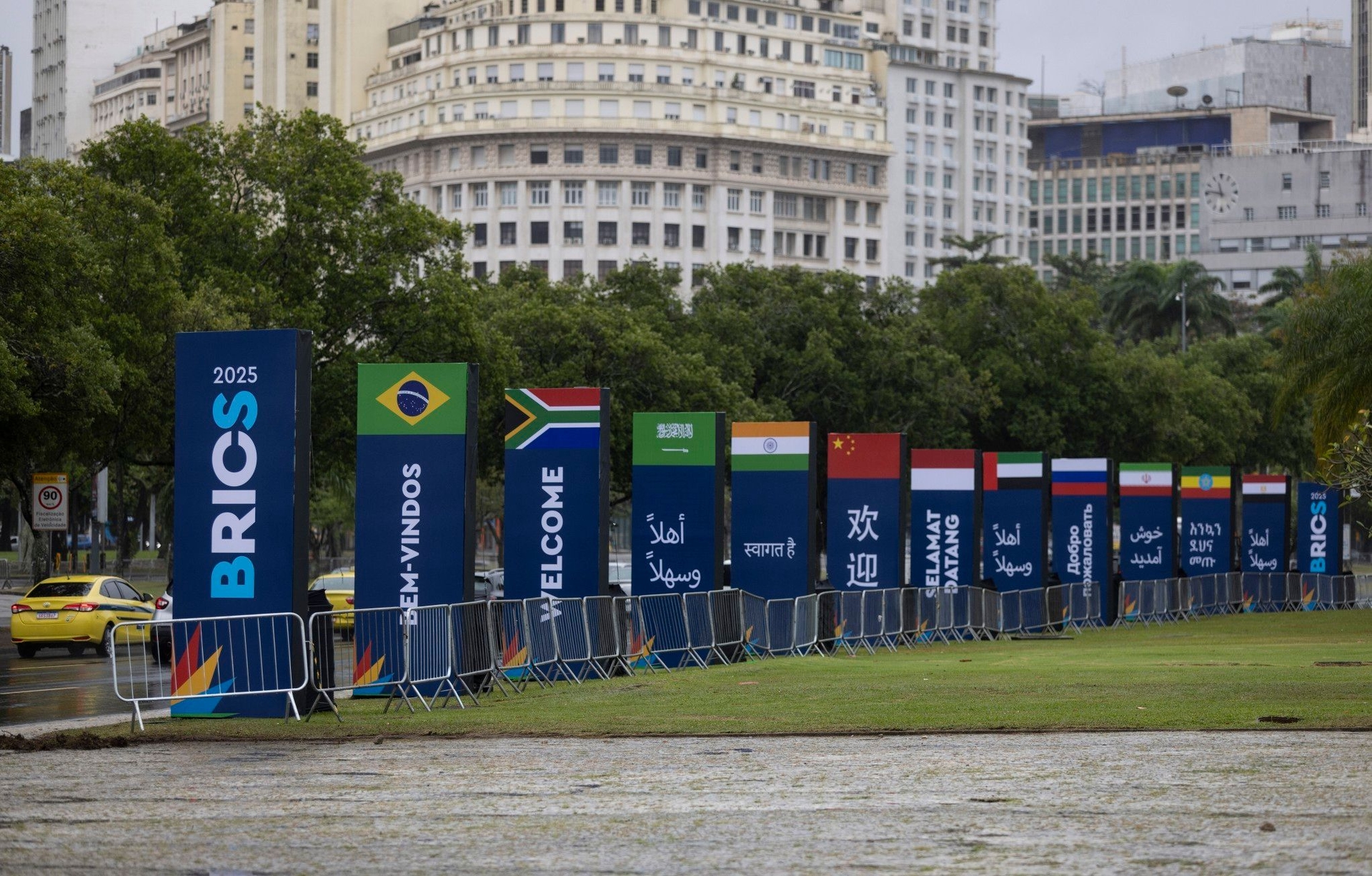 Acesso à Praia do Flamengo restringido durante a Cúpula do Brics com bloqueios e proibições. Reprodução: Globo