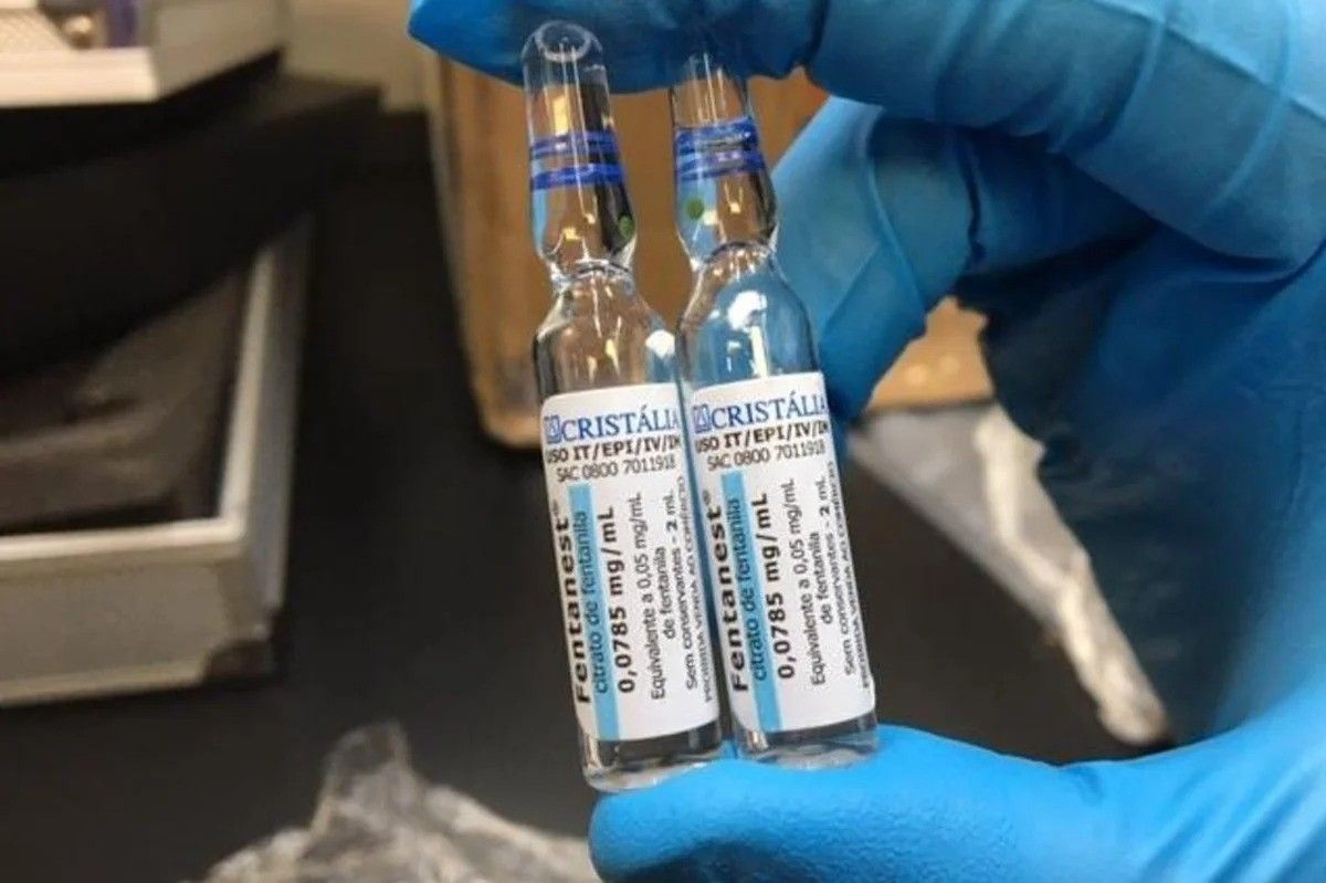 Cenas de usuários de fentanil entorpecidos nas ruas ilustram a crise de opioides nos EUA. Reprodução: Retorno do item 11