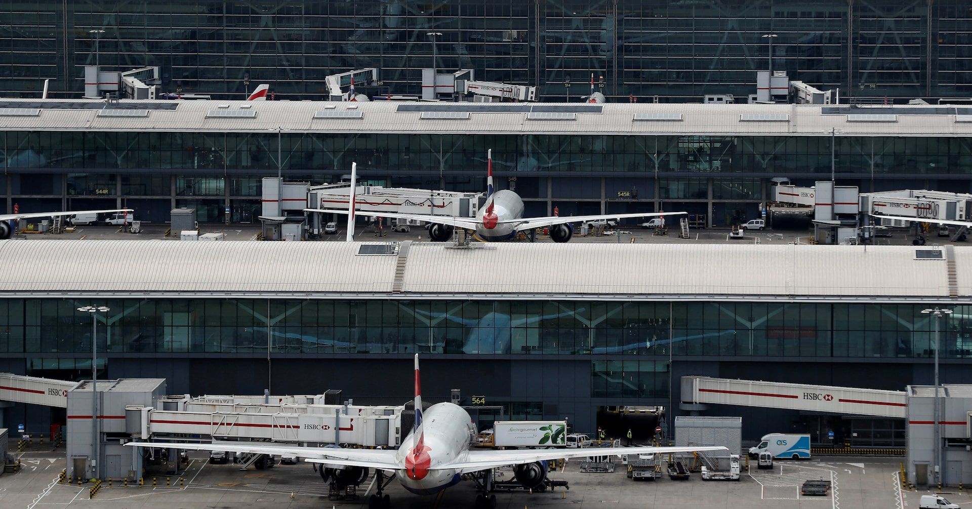Incêndio em Heathrow Causa Caos em Voos e Comunidade