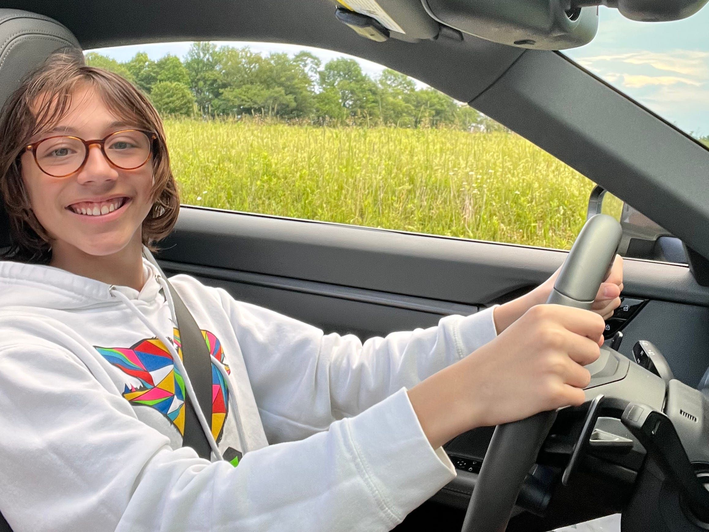 Jovem inicia aula de direção, mas ainda hesita em obter a carteira de motorista. Reprodução: Business Insider