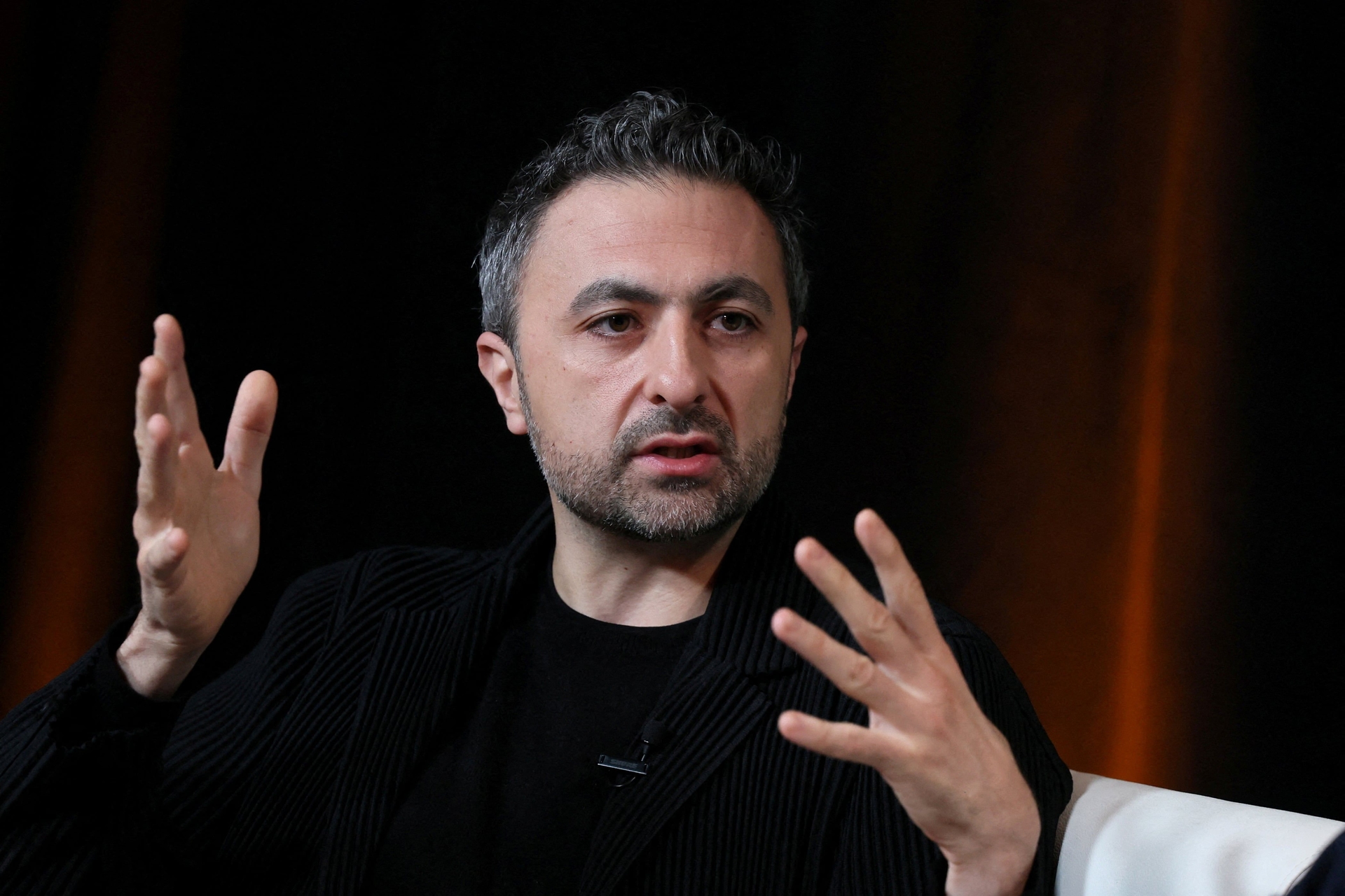 Mustafá Suleyman afirma que controlar a IA é o desafio do nosso tempo.. Reprodução: Elpais