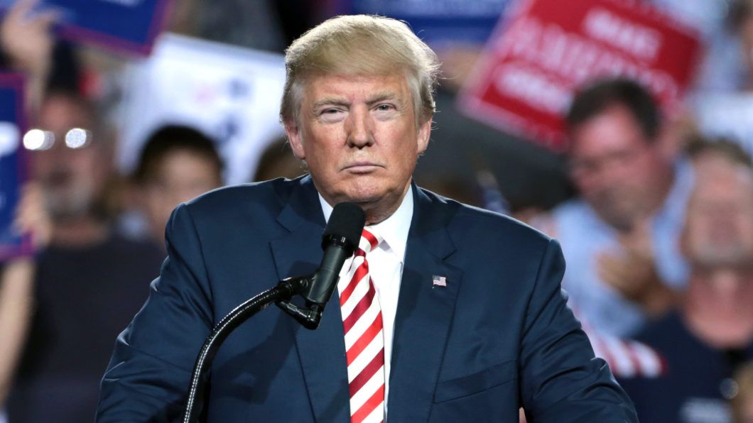 Donald Trump exige a renúncia do CEO da Intel devido a suspeitas de relações com a China. Reprodução: Tecnoblog