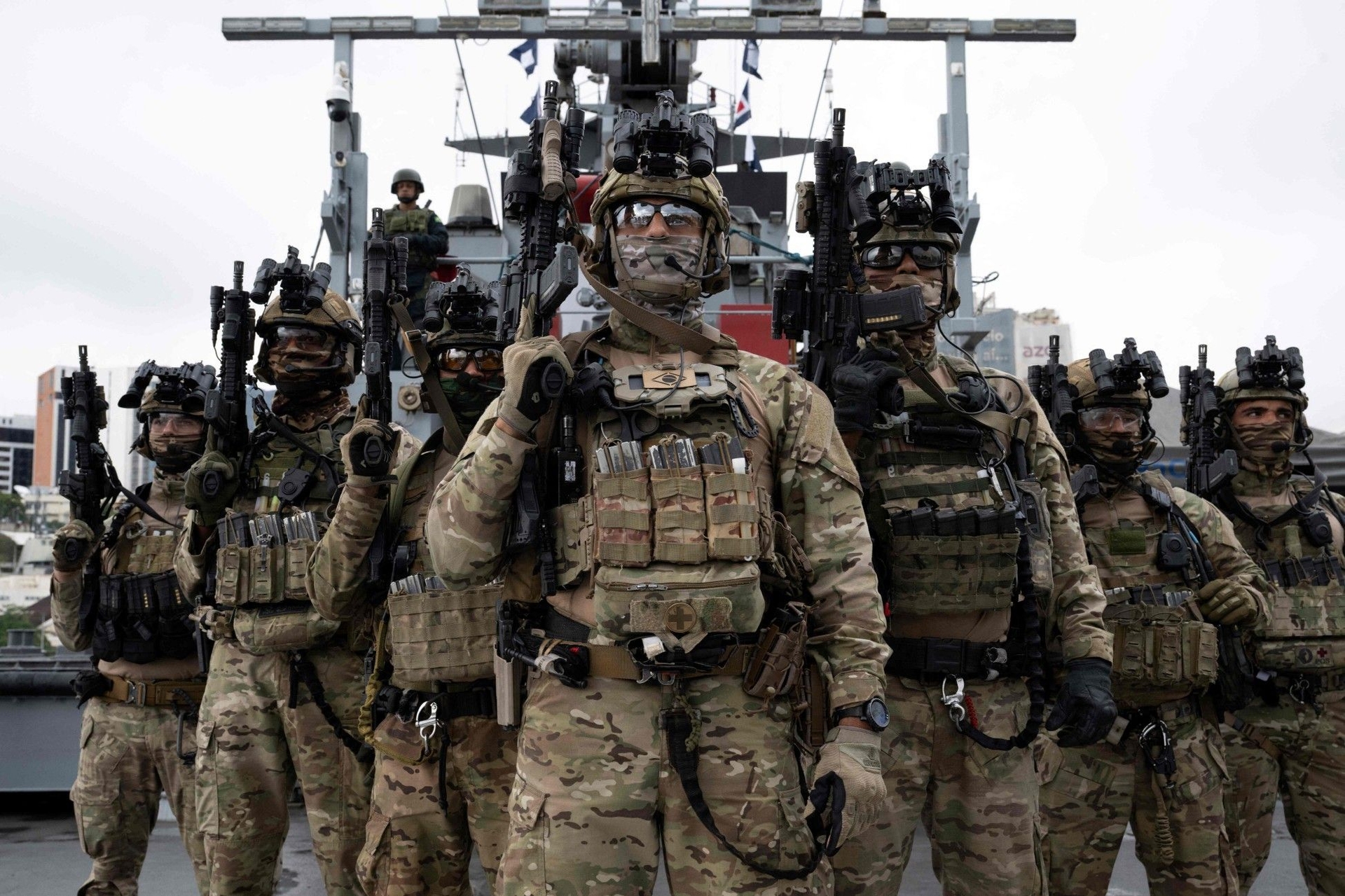 Membros da Marinha do Brasil participam de exercício militar em navio de patrulha. Reprodução: Globo