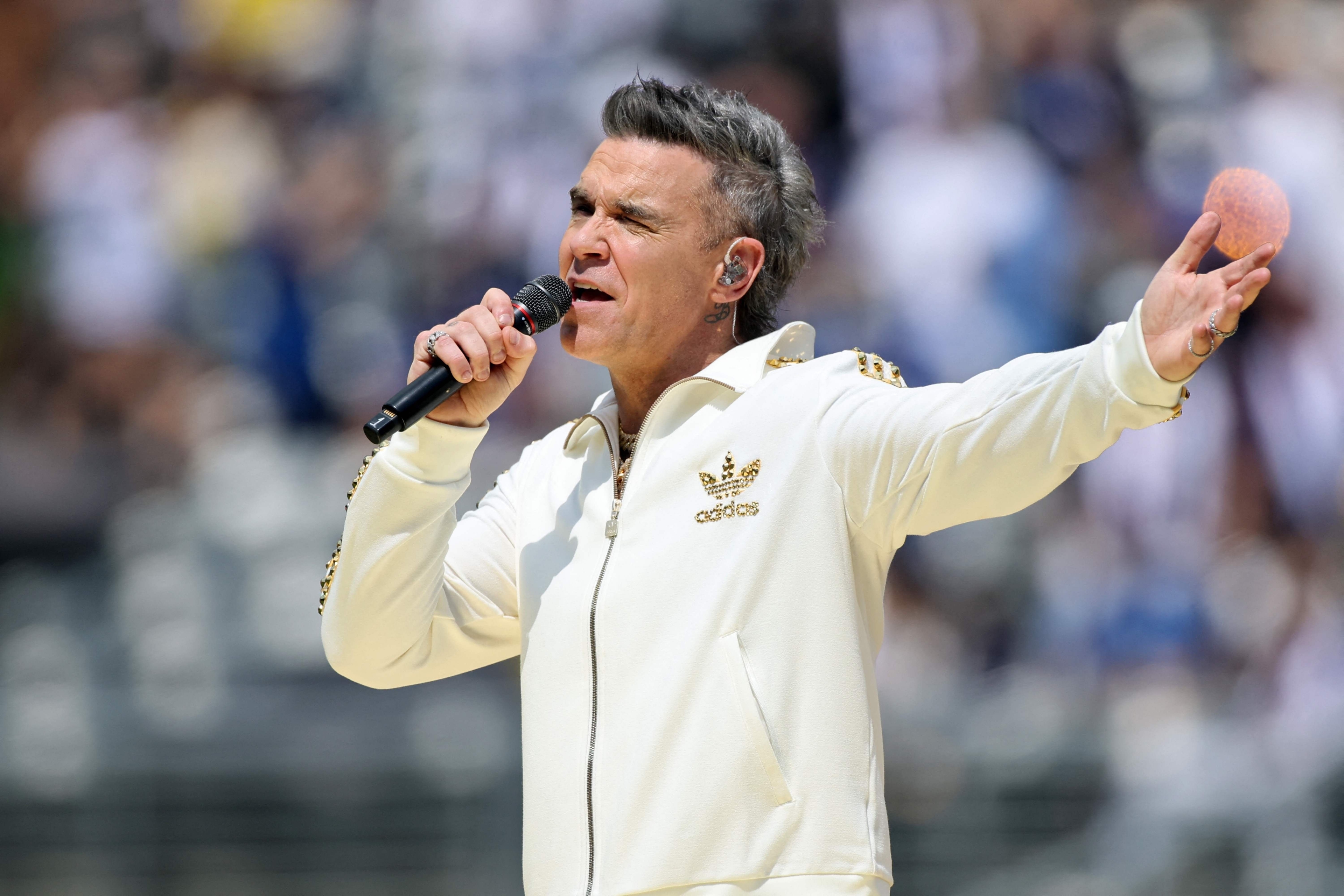Robbie Williams e Laura Pausini se apresentam na final da Copa do Mundo de Clubes da FIFA. Reprodução: Globo