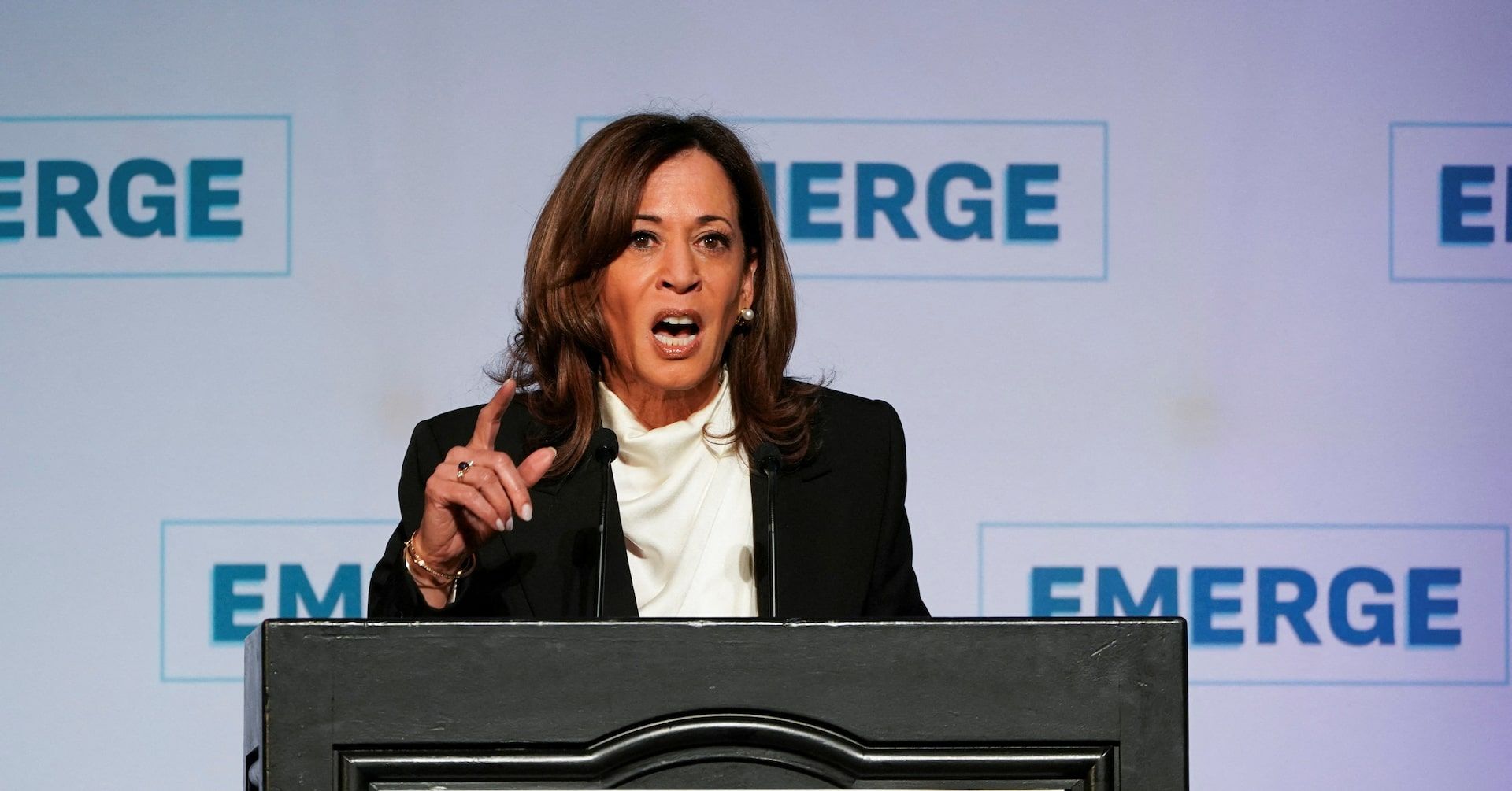 Kamala Harris convoca americanos a se unirem contra Donald Trump e crise econômica. Reprodução: Reuters