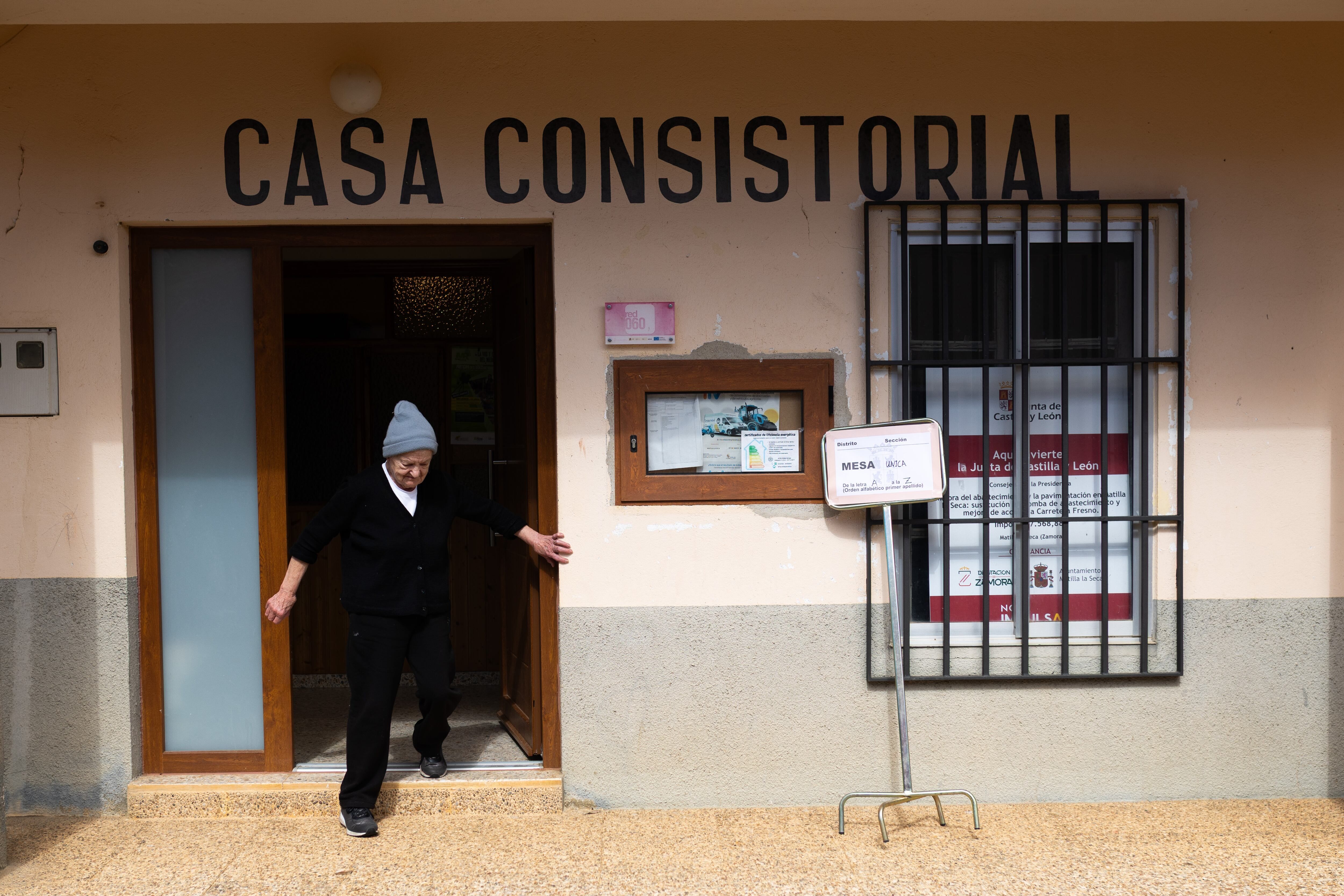 Dia de eleições em vila, primeiro voto atrasado e mesa eleitoral sem eleitores.. Reprodução: Elpais