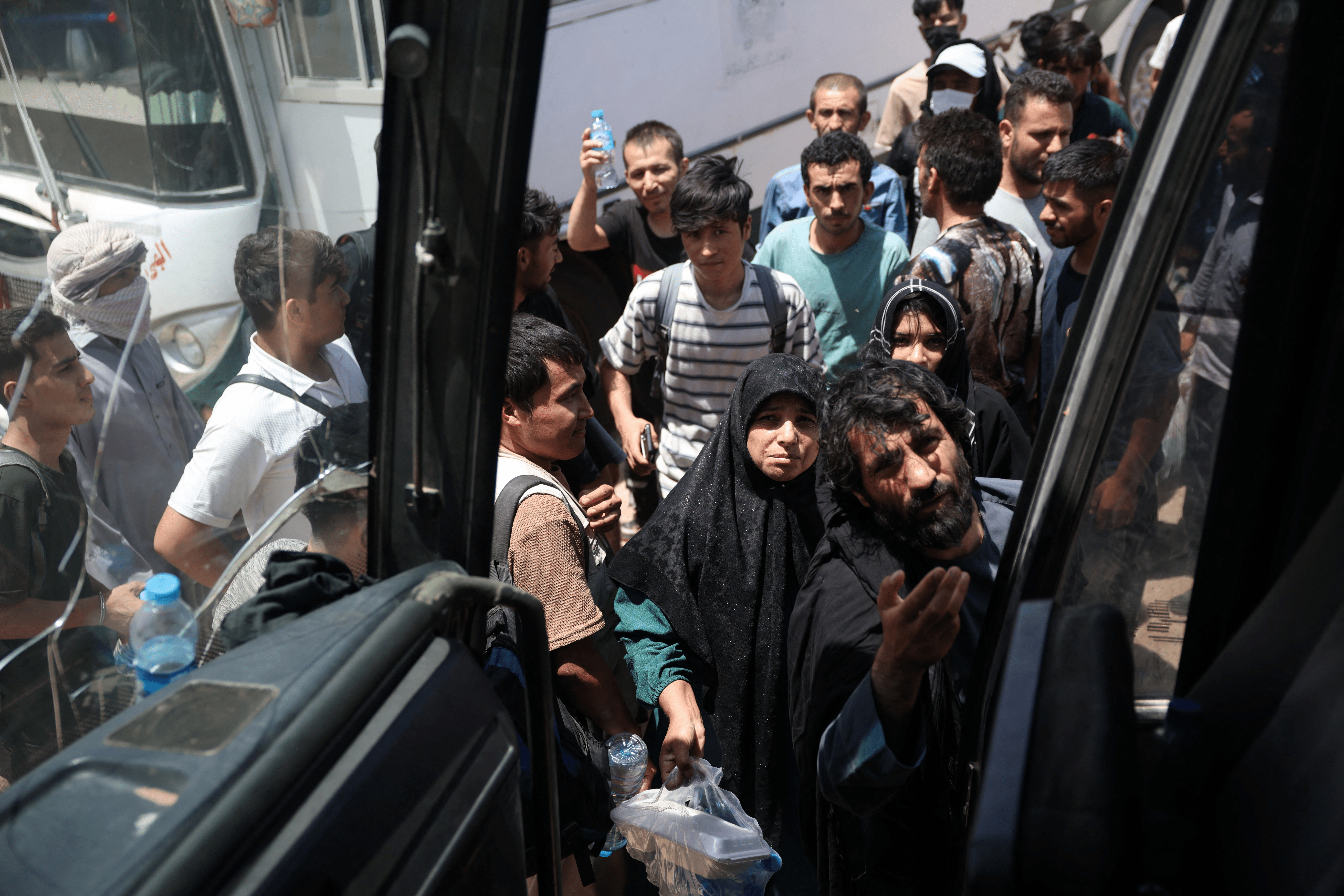 Estrutura do ônibus que transportava afegãos deportados do Irã após acidente trágico no Afeganistão. Reprodução: Reuters