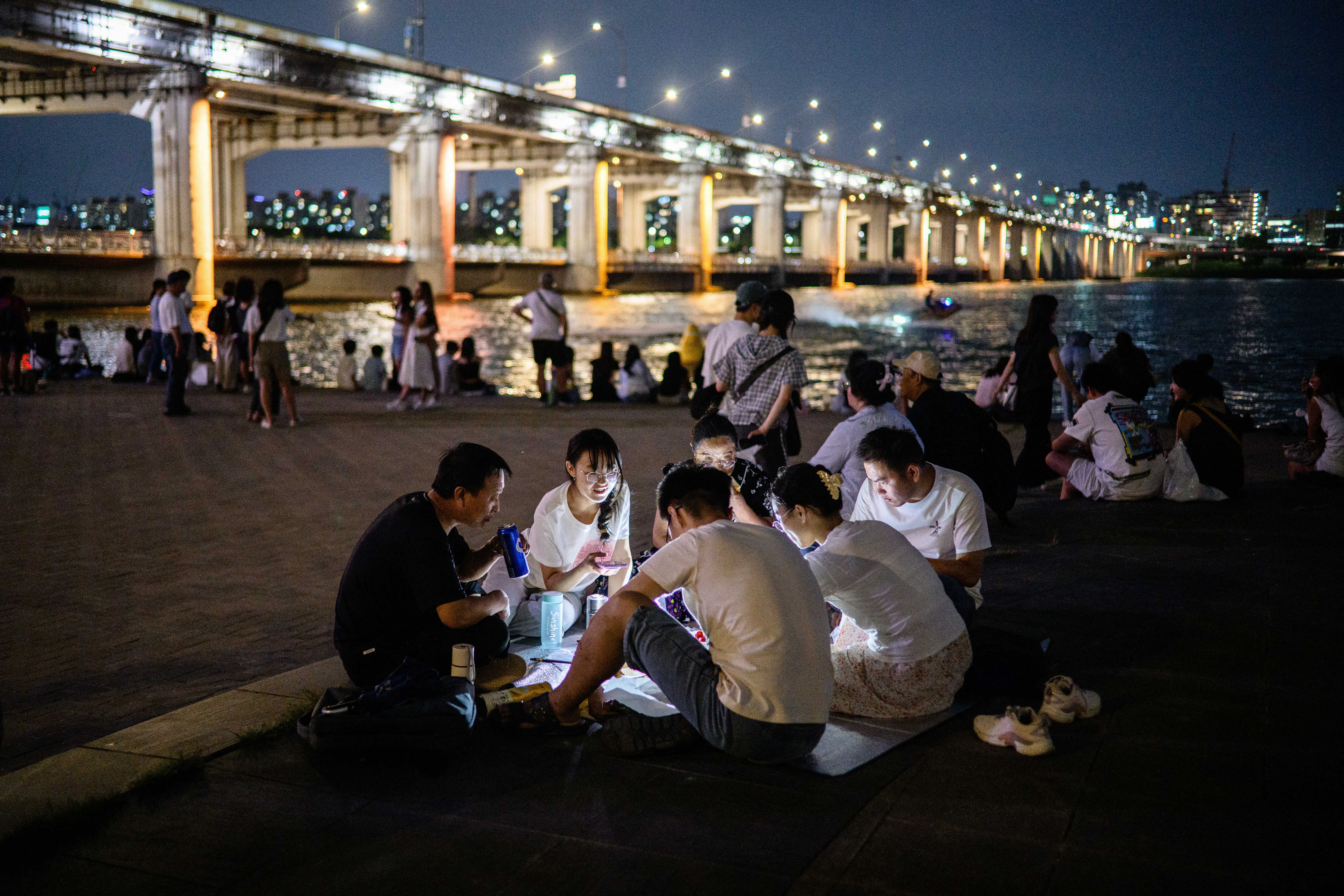 Gen Z curte piqueniques no parque, mostrando mudança de consumo de álcool, segundo executiva da Suntory. Reprodução: Retorno do item 11