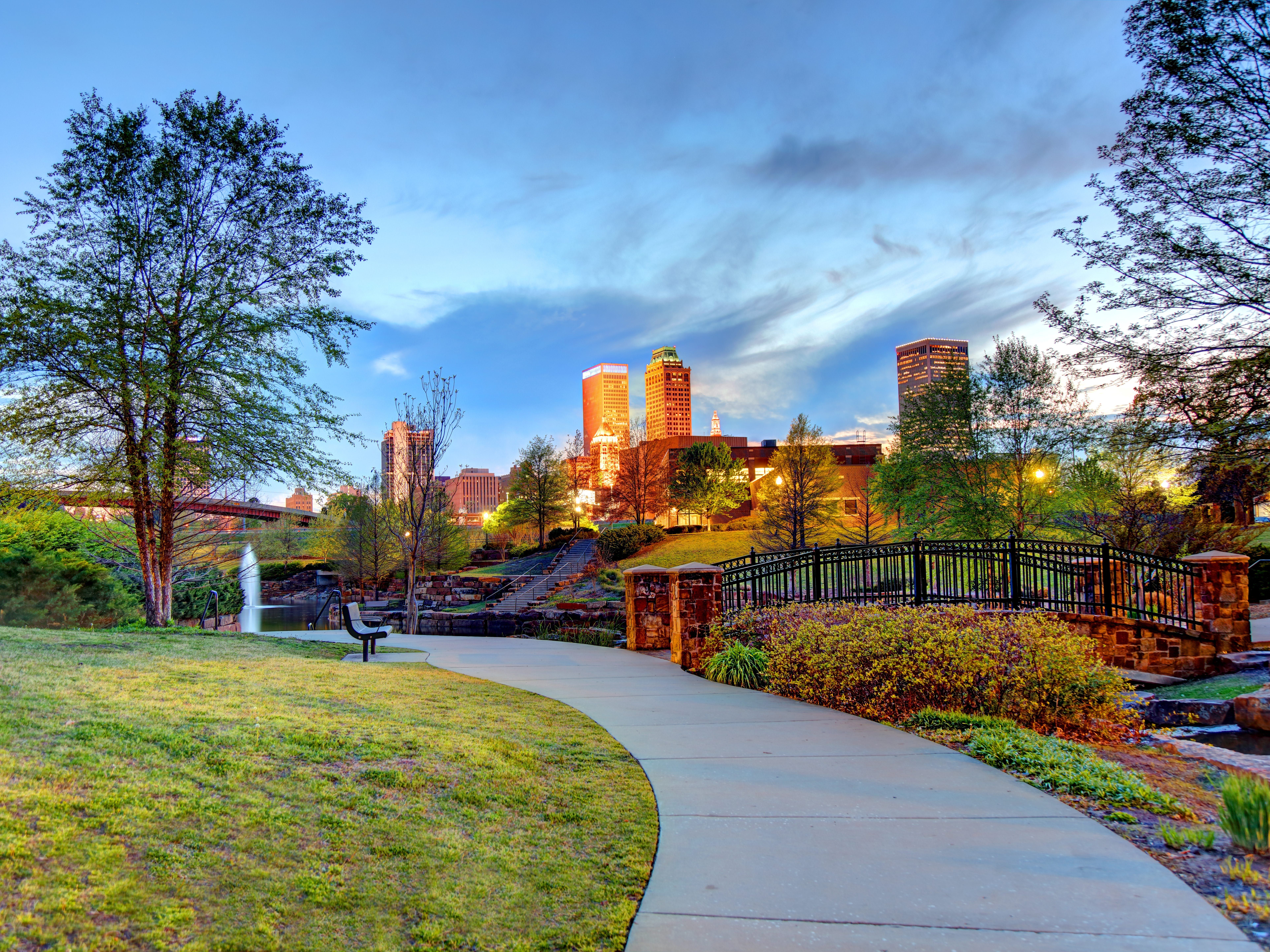 Cenário do skyline de Tulsa e um parque que simboliza a nova vida de um remote worker na cidade. Reprodução: Business Insider