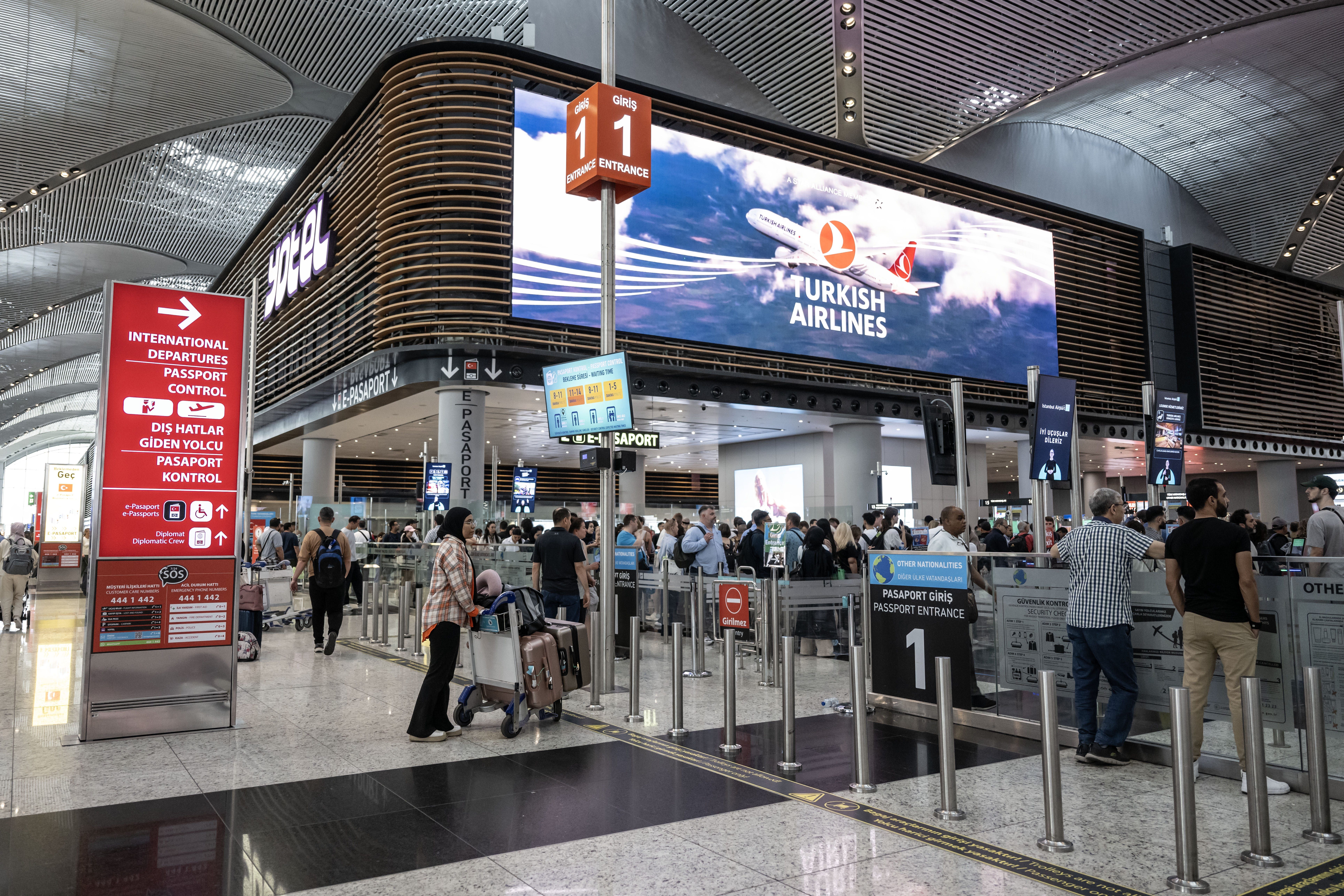 Partidas internacionais lotadas no Aeroporto de Istambul, na correria do Eid al-Adha. Reprodução: Retorno do item 11