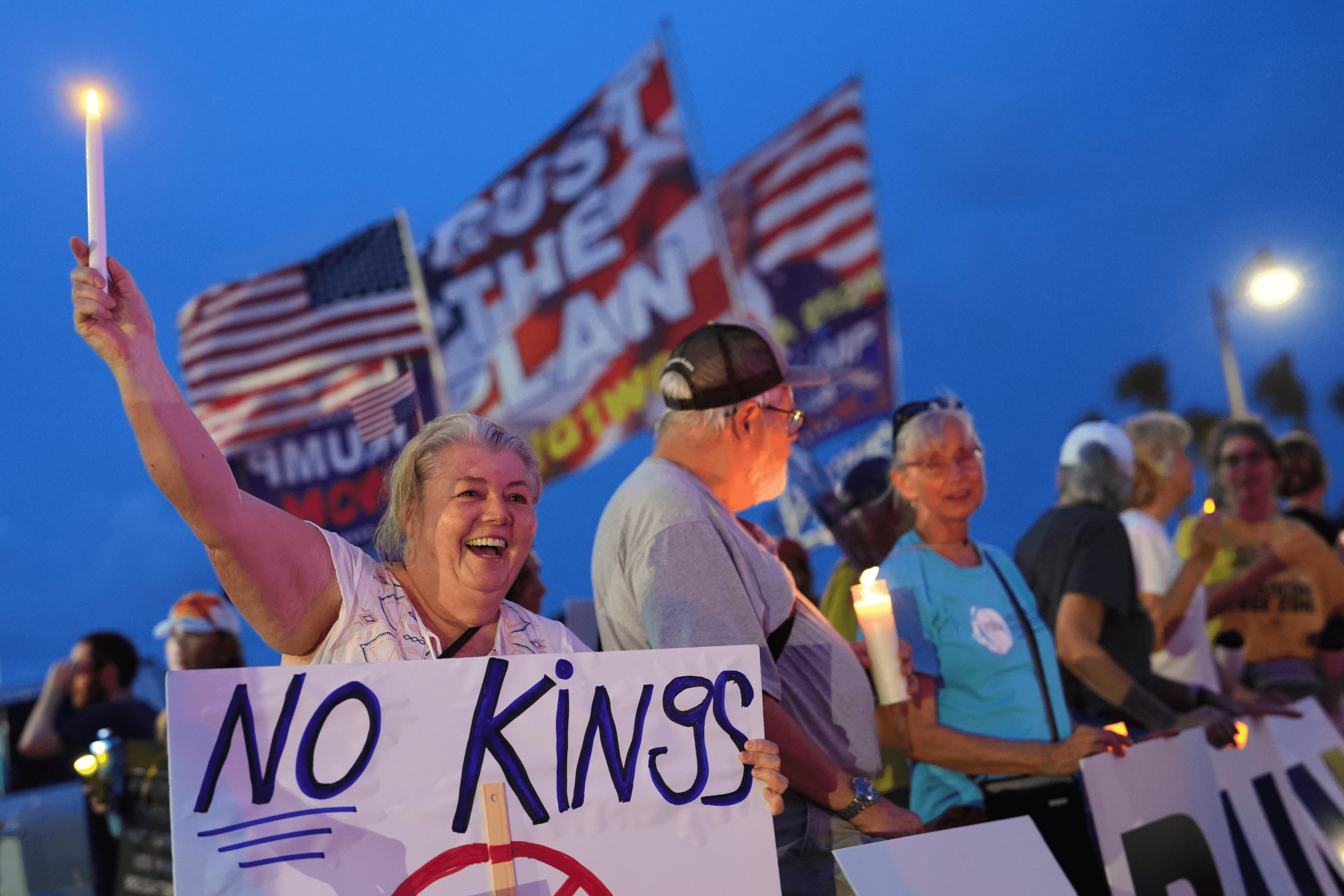 Manifestantes com cartaz 'No Kings' protestam contra Trump em Mar-a-Lago, Palm Beach. Reprodução: Rebecca Blackwell