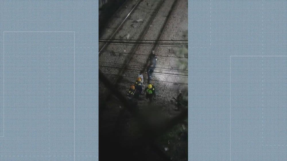 Policial militar é atropelado por trem durante perseguição a criminosos em Duque de Caxias. Reprodução: Globo