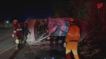 Motorista sai ileso após carro capotar várias vezes na Rodovia Francisco José Ayub. Reprodução: Globo