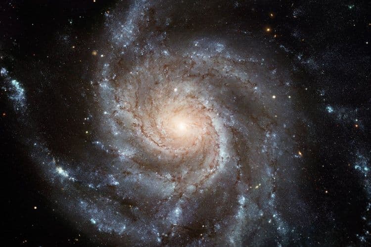 Exploração da Galáxia do Redemoinho: luz viajando por 25 milhões de anos.; Reprodução: Gizmodo
