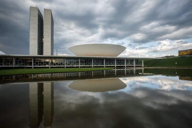 Autoridades em Brasília discutem gastos públicos no Congresso. Legenda da imagem. Reprodução: Retorno do item 11