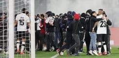 Torcedores do Colo-Colo invadem o gramado durante partida contra o Fortaleza. Reprodução: UOL