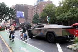 Tesla Cybertruck é visto nas ruas de Nova York.; Legenda da imagem. Reprodução: Gizmodo