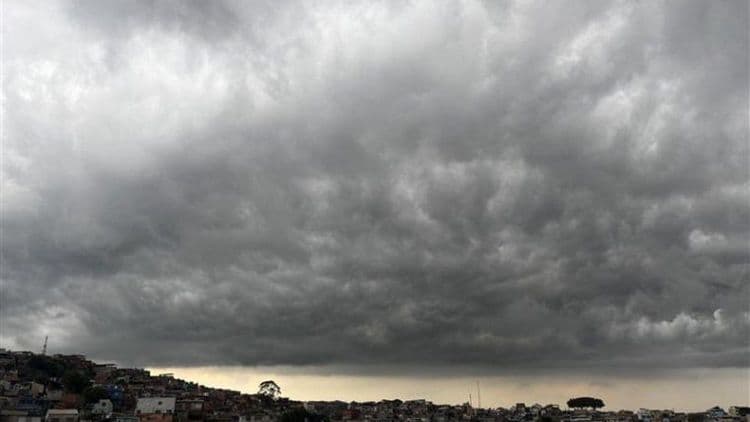 Registro da forte chuva em Brasília que supera a média histórica de novembro. Reprodução: iG.
